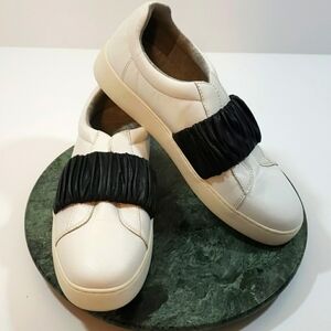 Nine West~Size 9M~Pindiviah White/Black Sneakers.